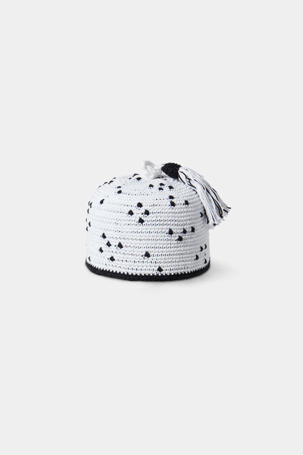 GORRO BLANCO CON BORLA Y PINTAS NEGRAS