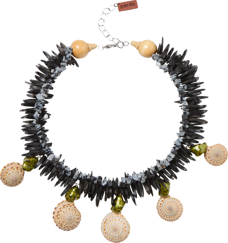 COLLAR DE PIEDRAS NEGRAS Y CONCHAS